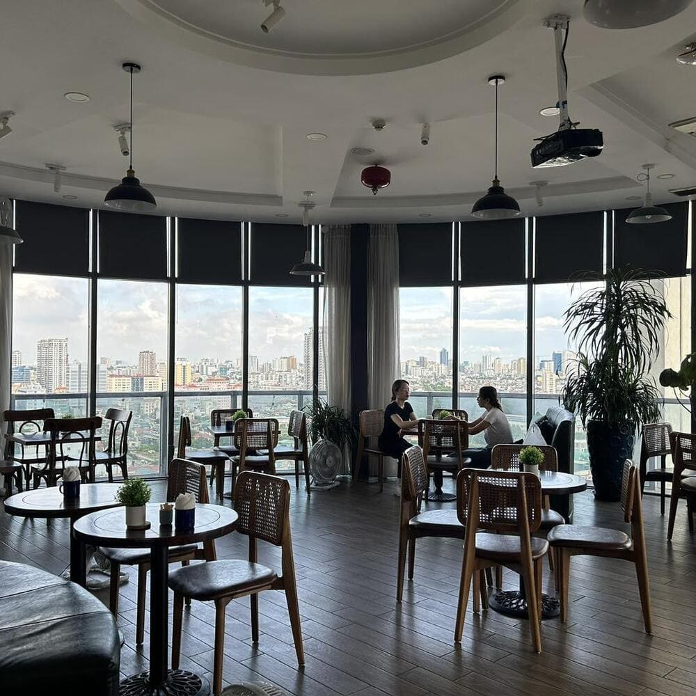 YOYe Rooftop mang đến một kh&ocirc;ng gian mở, tho&aacute;ng đ&atilde;ng, l&agrave; điểm đến l&yacute; tưởng để thư gi&atilde;n v&agrave; chụp ảnh đẹp (Nguồn: YOYe Rooftop - 148 Ho&agrave;ng Quốc Việt)